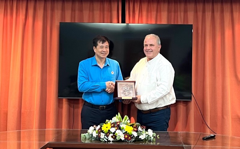 Chairman of the Vietnam Construction Trade Union Pham Hoai Phuong presented gifts to representatives of the Construction, Wood and Mining Trade Union of the Republic of Cyprus PEO. Photo: Minh Tam