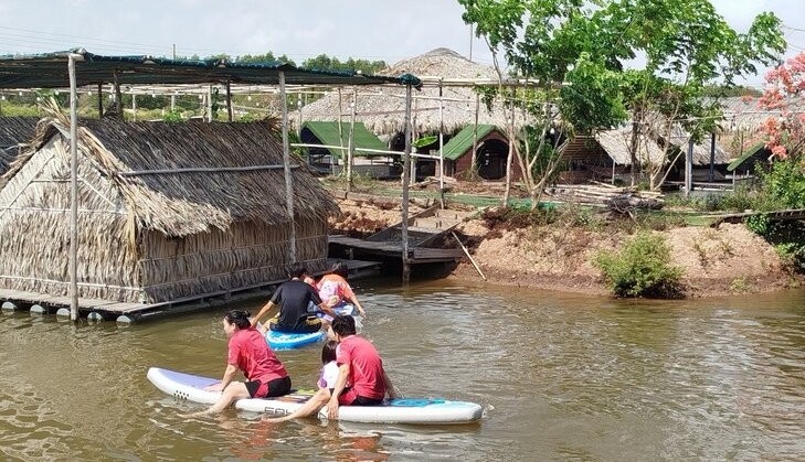 Khach du lich tai diem du lich homestay Vuon nha Tom, Bac Lieu. Anh: Khu du lich cung cap