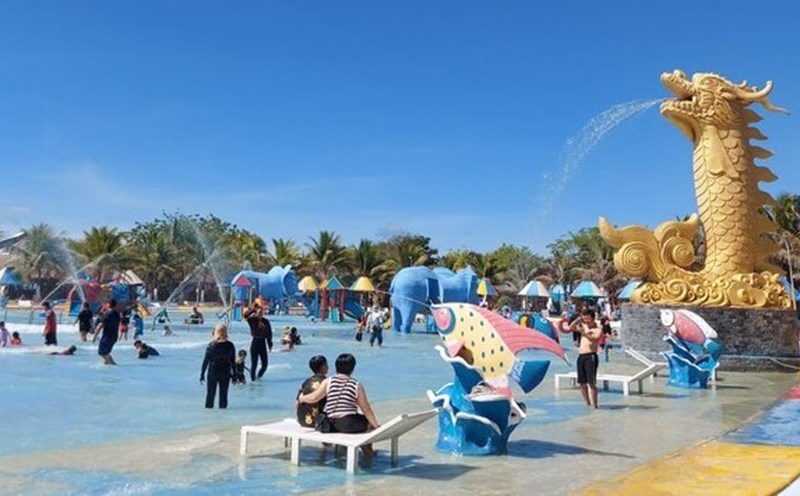 Nha Mat tourist area, Bac Lieu city this summer is less crowded than previous years. Photo: Nhat Ho