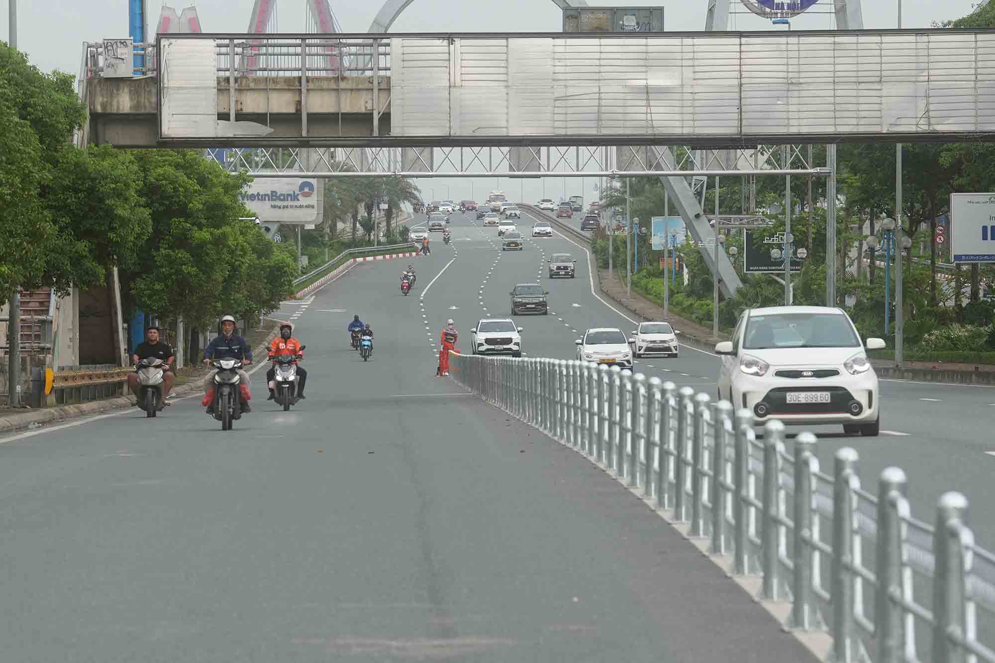 Dai phan cach duoc lap dat tren duong Vo Chi Cong. Anh: Nhom PV