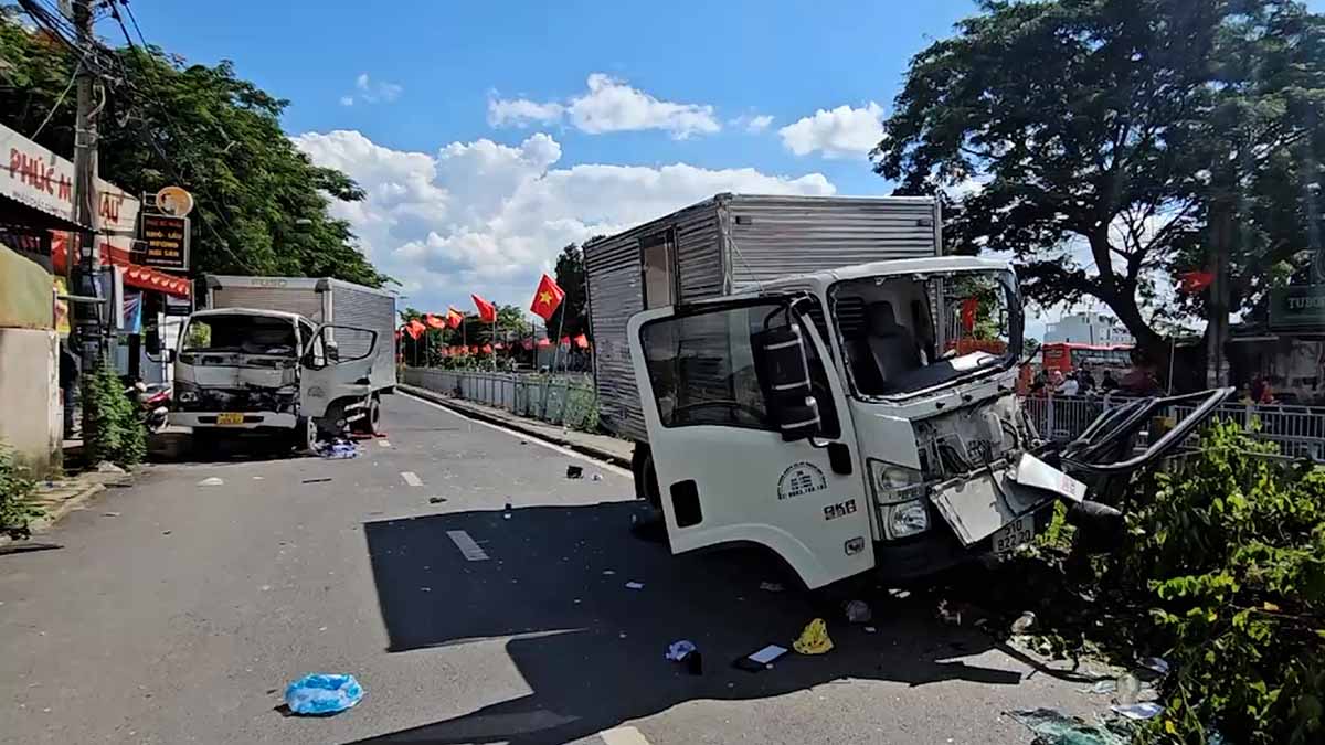 The scene of the accident of 2 trucks that left 2 drivers trapped in the cabin and seriously injured in Ho Chi Minh City. Photo: Minh Tam