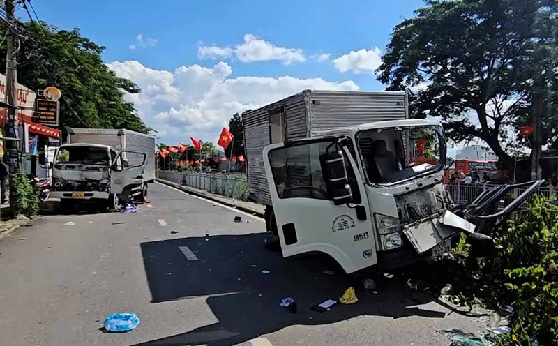 The scene of the accident of 2 trucks that left 2 drivers trapped in the cabin and seriously injured in Ho Chi Minh City. Photo: Minh Tam