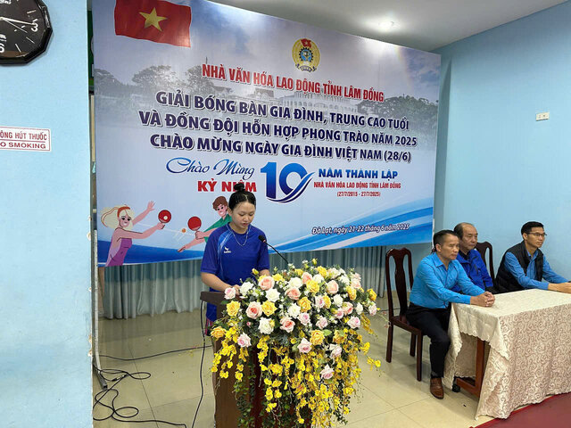 El atleta Do le Van Chi - Lam Dong Labor Cultural Table Club jura "Torneo de tenis de mesa familiar". Foto: Van Kiet