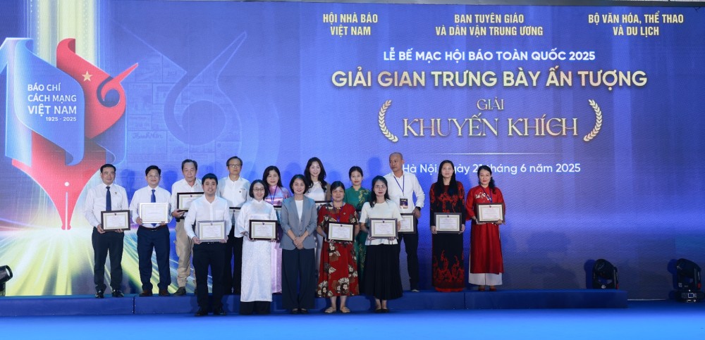 Cac co quan bao chi nhan giai Khuyen khich Giai trung bay an tuong. Anh: Hai Nguyen