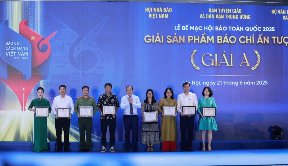 Ong Le Hai Binh trao giai A cho cac