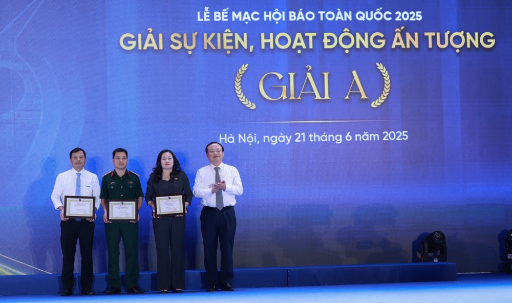 Ong Do Tien Sy trao giai A cho cac co quan bao chi co Giai su kien, hoat dong an tuong. Anh: Hai Nguyen
