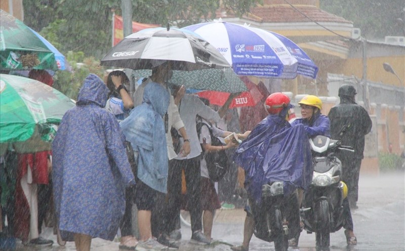 Weather forecast for the 2025 National High School Graduation Exam in the North and South should be on guard against rain, especially in the afternoon. Photo: Chan Phuc