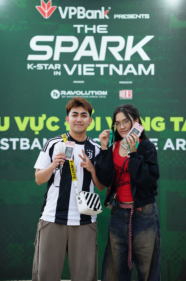 Fan cung bay tu HCM ra de truc tiep gap mat idol.