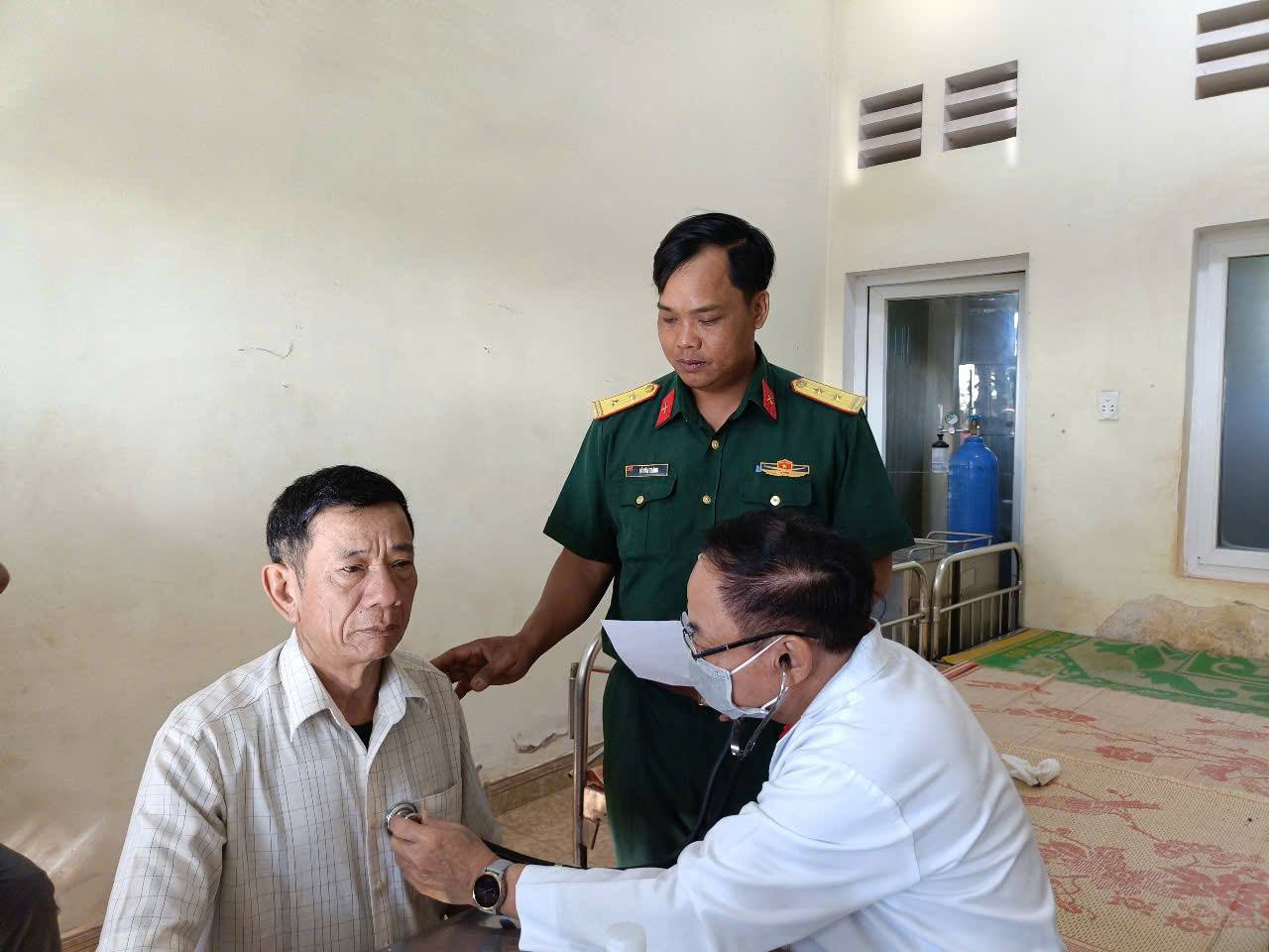 Nguoi dan duoc kham suc khoe mien phi. Anh: Thuy Hong