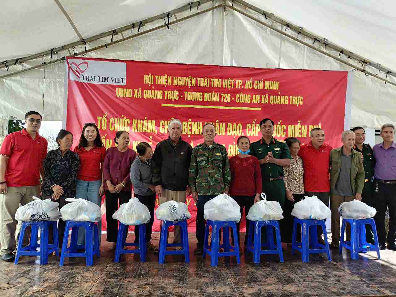 Units giving gifts to the poor in Quang Truc commune, Tuy Duc district, Dak Nong province. Photo: Hong Tham