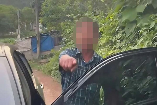 Image of Mr. Pham Van Thuyen fighting with a 23-year-old girl after a traffic collision in Bac Giang. Photo: Cut from a clip provided by the people