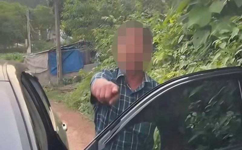 Image of Mr. Pham Van Thuyen fighting with a 23-year-old girl after a traffic collision in Bac Giang. Photo: Cut from a clip provided by the people