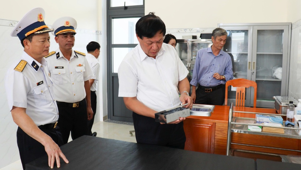 Permanent Deputy Minister of Health Do Xuan Tuyen surveyed the actual facilities at Brigade Hospital 175. Photo: Navy Region 5