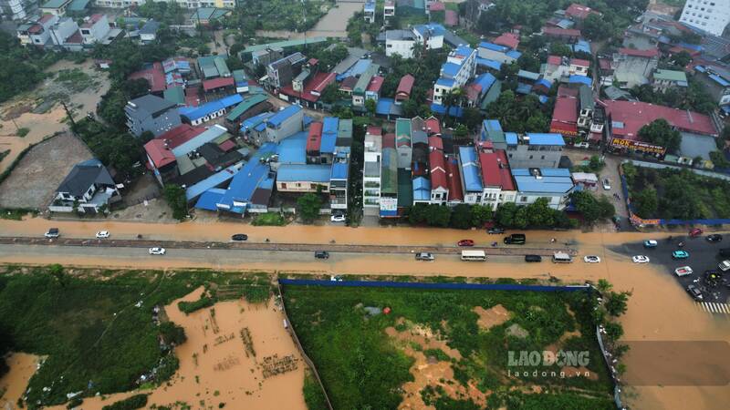 Muchos caminos arteriales en Thai Nguyen inundaron de 50 a 70 cm de profundidad debido a la lluvia, afectando a los vehiculos que participan en el trafico. Foto: Lam Thanh