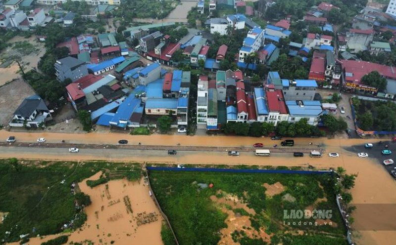Many main roads in Thai Nguyen were flooded from 50 to 70cm deep due to rain, affecting vehicles participating in traffic. Photo: Lam Thanh