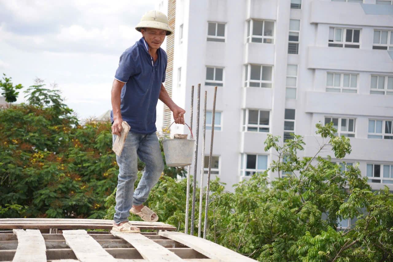 From January 1, 2026, when the 2025 Employment Law takes effect, people working under a fixed-term labor contract of 1 month or more will participate in unemployment insurance. Photo: Quynh Chi