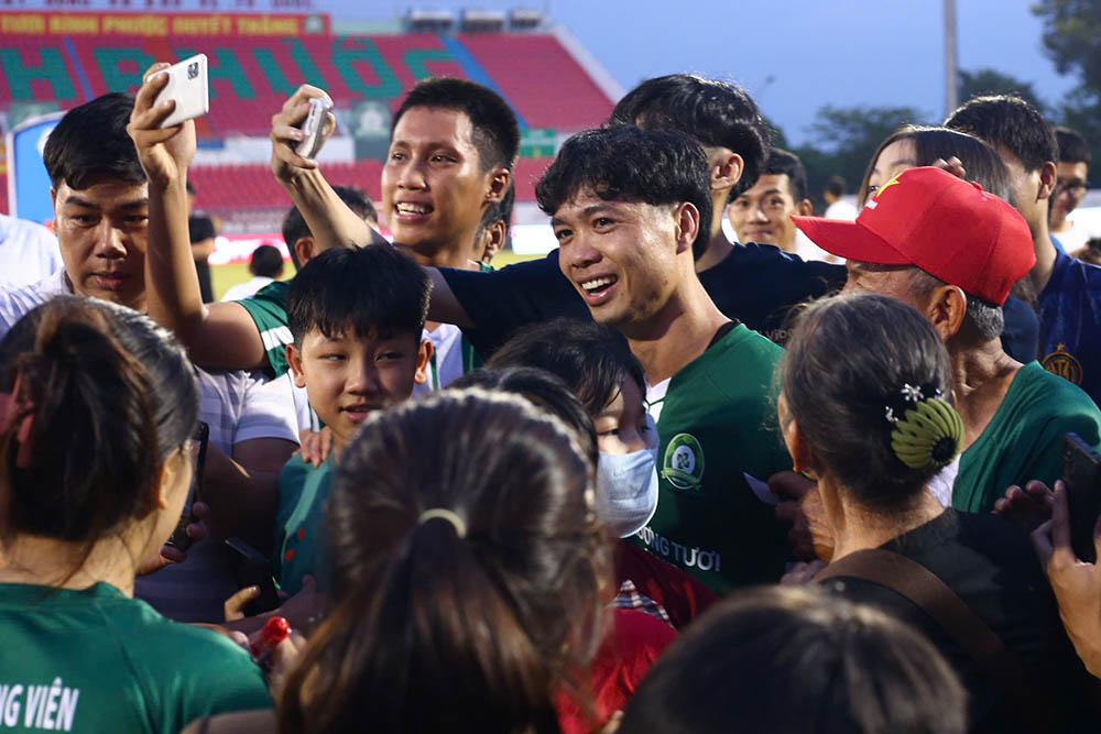 Ngoi sao so mot cua Binh Phuoc la Nguyen Cong Phuong nhan nhieu su chu y tu khan gia. Rat dong co dong vien da vay quanh anh de xin chu ki cung nhu chup anh.