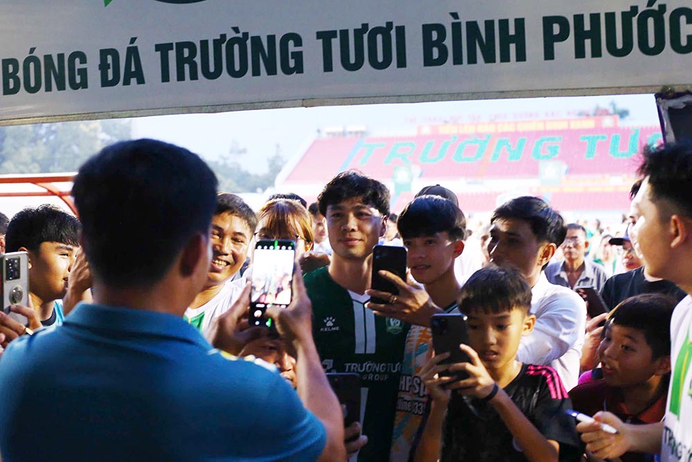 Cong Phuong phai rat vat va de roi khoi san. Anh la tru cot quan trong, dong gop 7 ban cho Binh Phuoc trong mua giai 2024-2025. Ca nhan Cong Phuong cung dung thu 2 o trong cuoc dua Vua pha luoi giai hang Nhat, kem nguoi dong doi Luu Tu Nhan 2 ban.