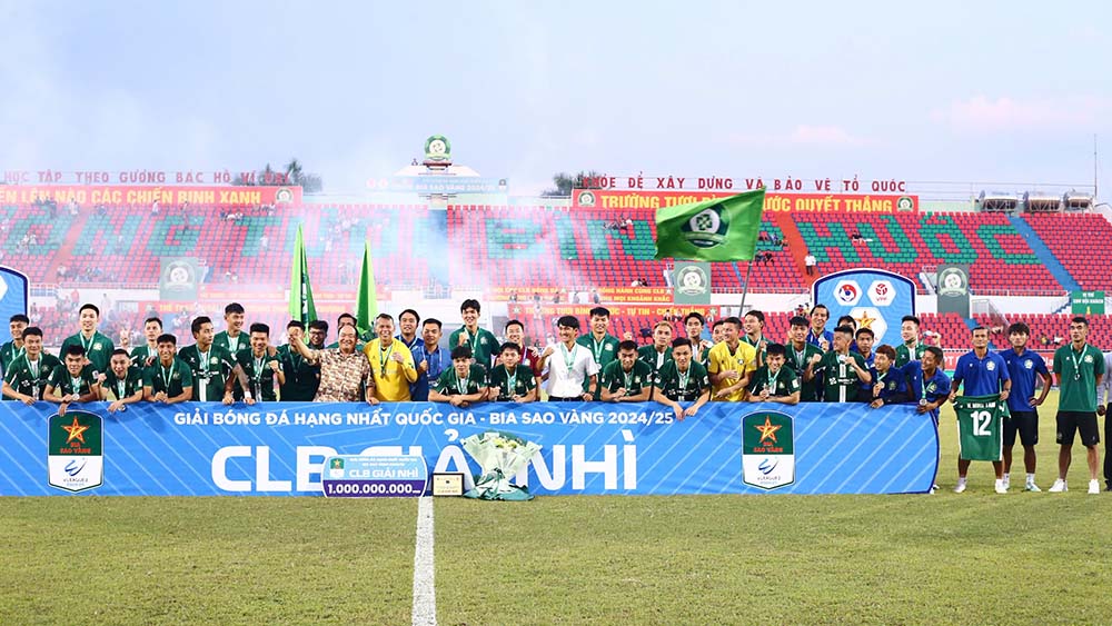 Chien thang 3-0 truoc Long An o vong 26 giup Truong Tuoi Binh Phuoc ket thuc giai hang Nhat 2024-2025 voi vi tri thu 2 kem ve da play-off thang hang len V.League. Ngay sau khi tran dau khep lai, lanh dao tinh Binh Phuoc va Chu tich cau lac bo da xuong san chuc mung toan doi.