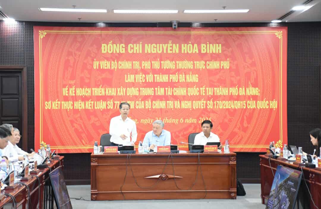 El viceprimer ministro permanente, Nguyen Hoa Binh, trabajo con los lideres de la ciudad de Da Nang en la construccion del Centro Financiero Internacional y los resultados de la implementacion de conclusiones y resoluciones del gobierno central para eliminar las dificultades y los problemas relacionados con los proyectos y la tierra. Foto: Dinh Thieu