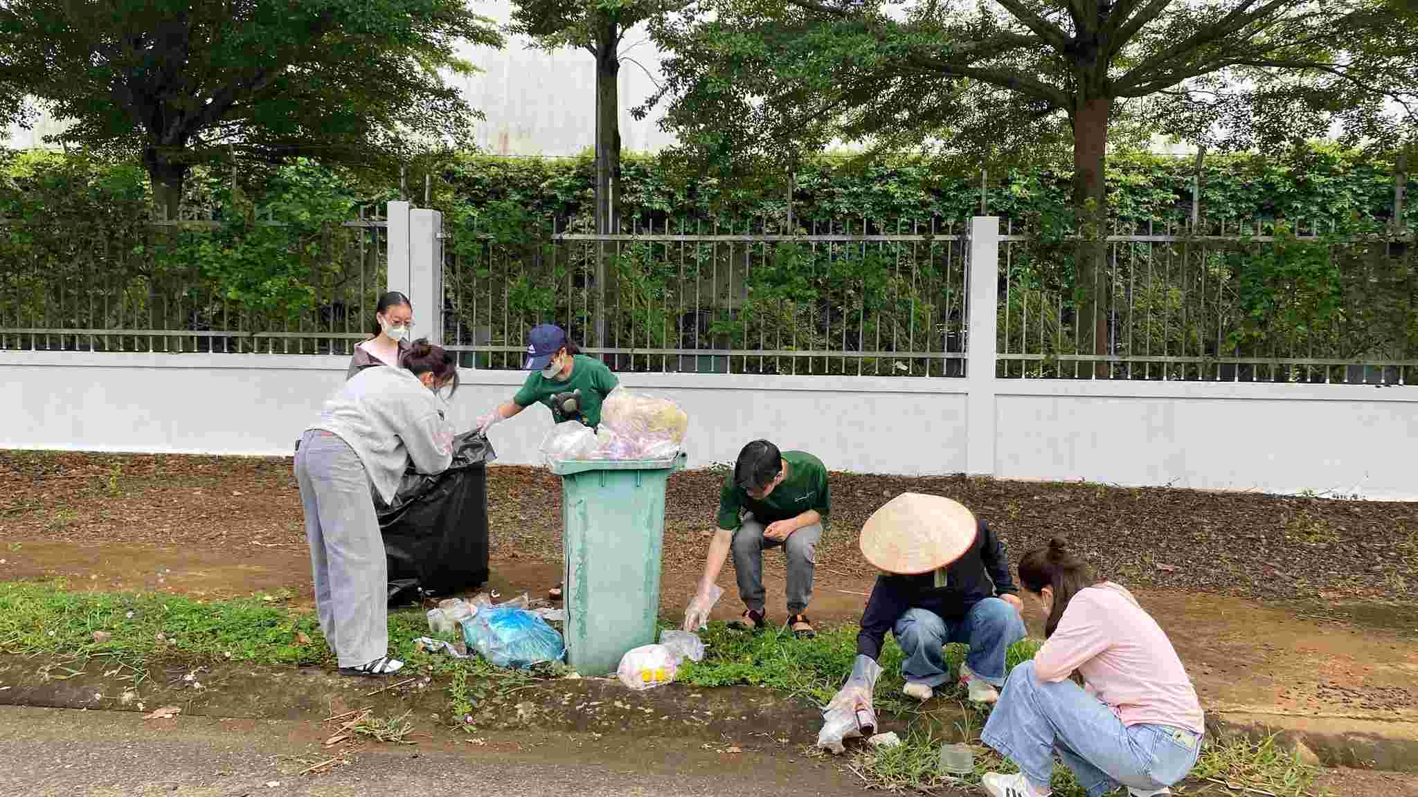 Workers collect garbage to protect the environment. Photo: Provided by the Trade Union