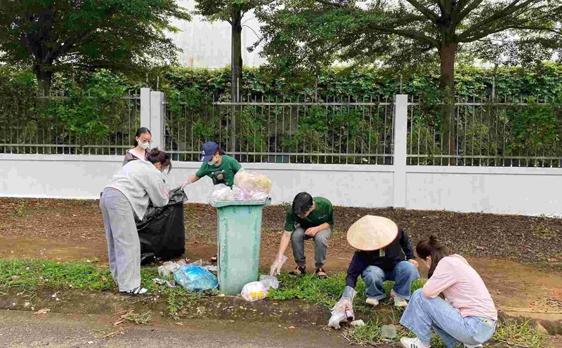 Workers collect garbage to protect the environment. Photo: Provided by the Trade Union
