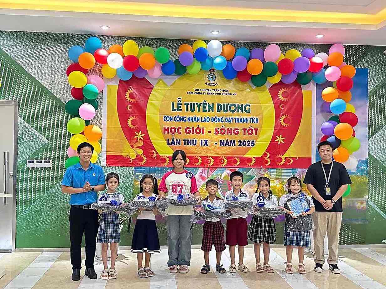 345 children of workers who are good at studying and living well were commended and rewarded. Photo: Pou Phong Vietnam Co., Ltd.'s Trade Union