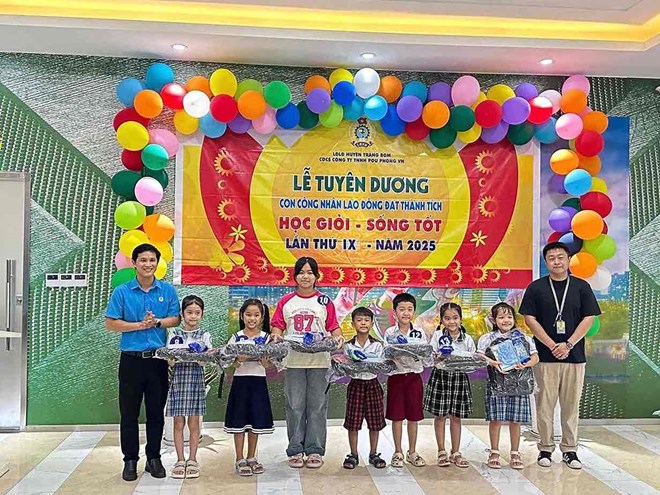 Tuyên dương 345 con công nhân học giỏi của 1 công ty giày tại Đồng Nai