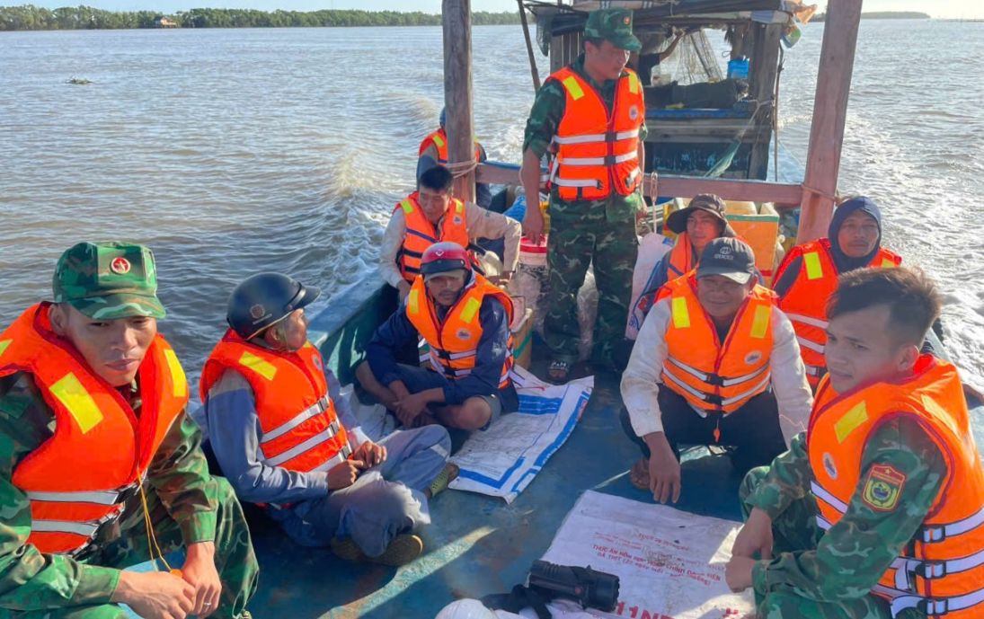 Border guards rescue 7 workers in distress at sea.