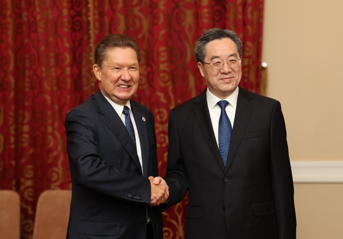 El CEO ruso Gazprom Alexei Miller y el viceprimer ministro chino Dinh Tiet Tuong discutieron temas importantes relacionados con asociaciones estrategicas sobre gas. Foto: Gazprom