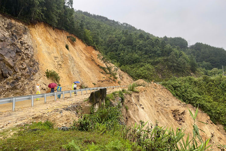 The landslide on National Highway 4D caused traffic congestion, and authorities had to temporarily divert traffic. Photo: Lai Chau Department of Transport