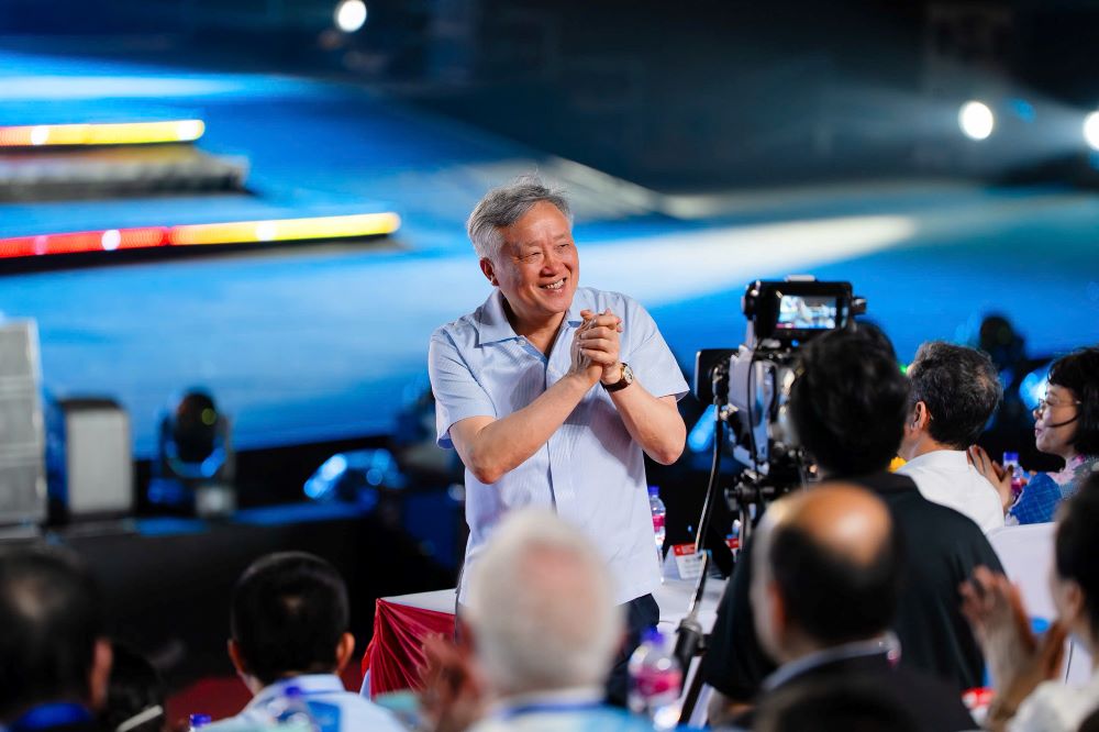 El viceprimer ministro permanente asistio a la noche del Festival Internacional de fuegos artificiales de Da Nang. Foto: BTC