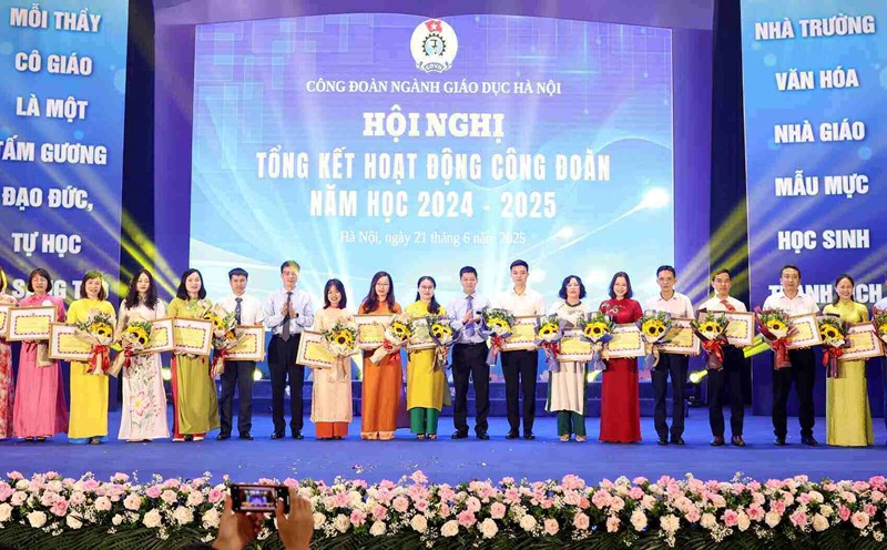 Collectives and individuals of Hanoi teachers were commended by the Vietnam Education Trade Union. Photo: Manh Quan