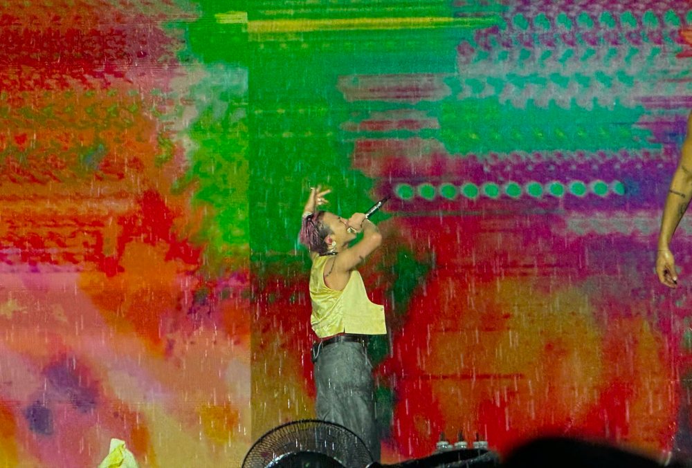 Trong con mua lon, G-Dragon coi ao khoac va mu, chay het minh cung khan gia Viet Nam. Anh: Chi Long