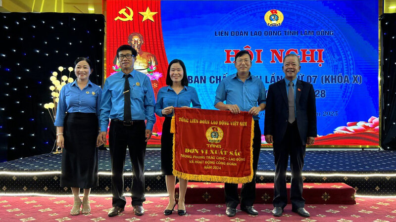 Las autoridades otorgaron la excelente bandera de derrota en 2024 de la Confederacion General de Trabajo de Vietnam al sindicato del distrito de Dam Rong. Foto: Lam Duc