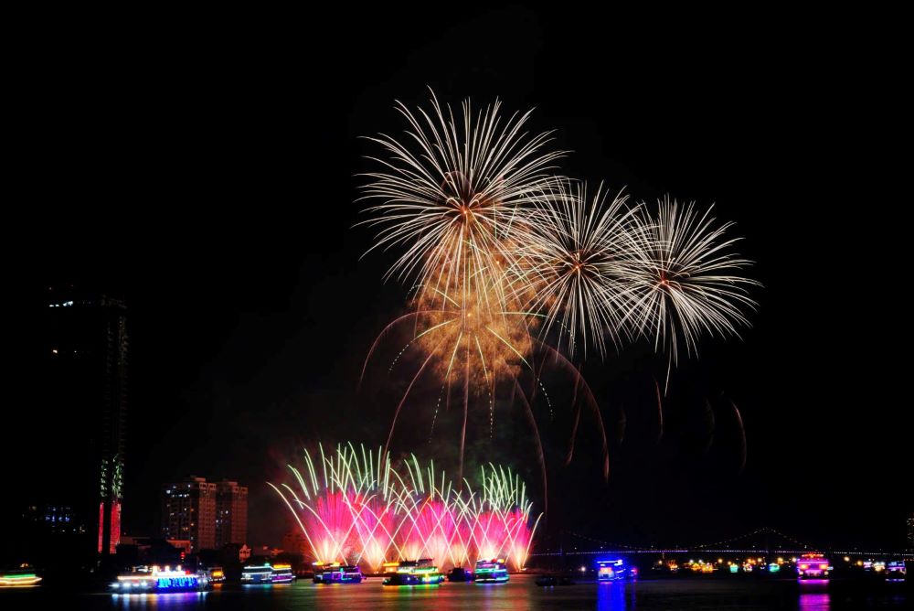Portugal and the UK stirred up the Da Nang Fireworks Festival with rock. Photo: Tran Thi