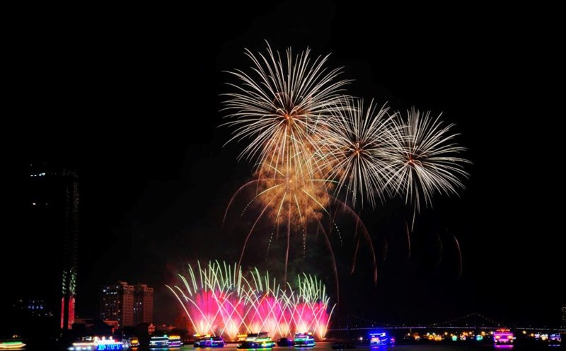 Portugal and the UK stirred up the Da Nang Fireworks Festival with rock. Photo: Tran Thi