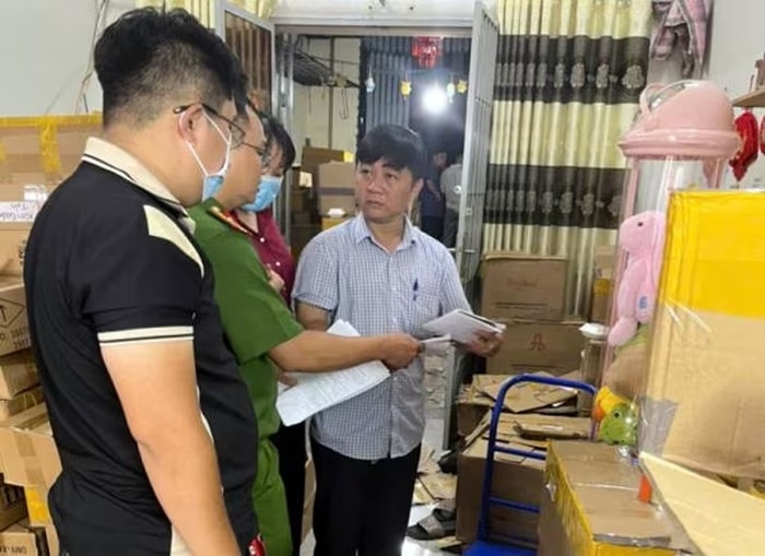 Cơ quan chức năng khám xét kho hàng của vợ chồng Phát, Liên. Ảnh: Công an cung cấp