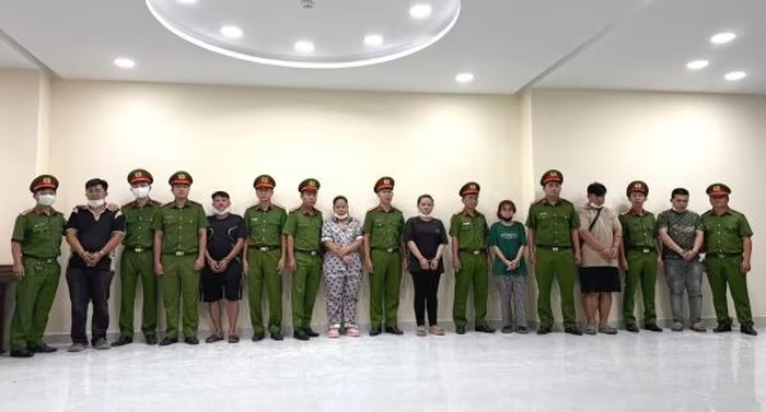 Công an bắt giữ 7 đối tượng để tiếp tục điều tra làm rõ về hành vi buôn bán hàng giả, buôn lậu, trốn thuế. Ảnh: Công an cung cấp
