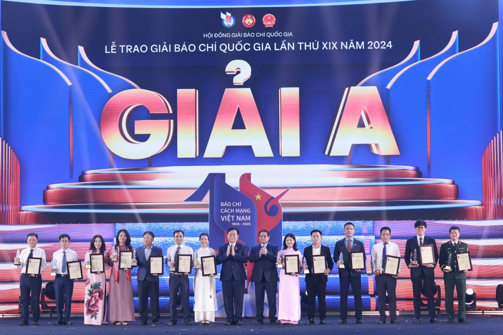 Politburo member, Prime Minister Pham Minh Chinh and Politburo member, Secretary of the Party Central Committee, Head of the Central Propaganda and Mass Mobilization Commission Nguyen Trong Nghia presented the A Prize - 19th National Press Award in 2024. Photo: Hai Nguyen