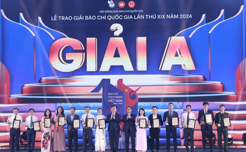 Politburo member, Prime Minister Pham Minh Chinh and Politburo member, Secretary of the Party Central Committee, Head of the Central Propaganda and Mass Mobilization Commission Nguyen Trong Nghia presented the A Prize - 19th National Press Award in 2024. Photo: Hai Nguyen