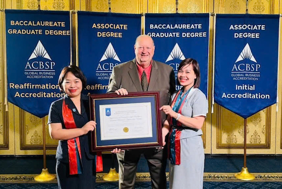 Dr. Steve Parscale - Chief Accreditation Officer trao chung nhan Kiem dinh ACBSP cho Dai dien cua Truong Dai hoc Kinh te - Dai hoc Quoc gia Ha Noi. Anh: UEB 