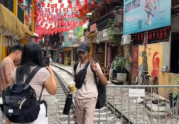 International tourists come to the train street (Ba Dinh district, Hanoi) to check-in. Photo: Nguyen Linh