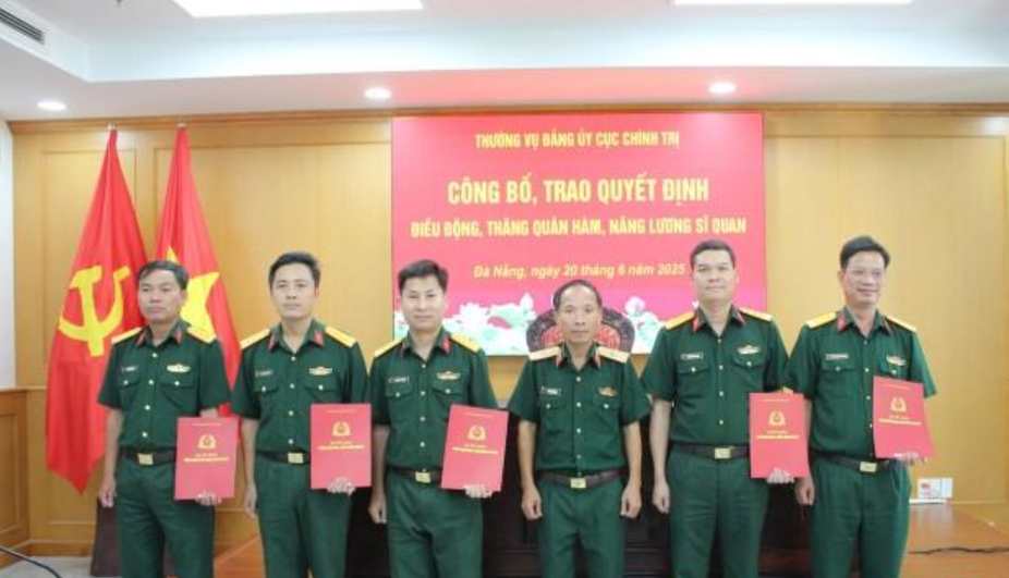The Standing Committee of the Party Committee of the Political Department of Military Region 5 has just organized the announcement and awarding of decisions on mobilization, promotion of military ranks, and salary increase for officers. Photo: Military Region 5