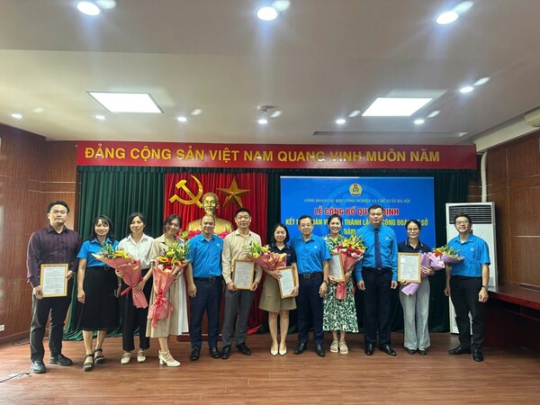 The Hanoi Industrial and Export Processing Zones Trade Union presented the decision and congratulated the newly established grassroots trade unions. Photo: Minh Hai