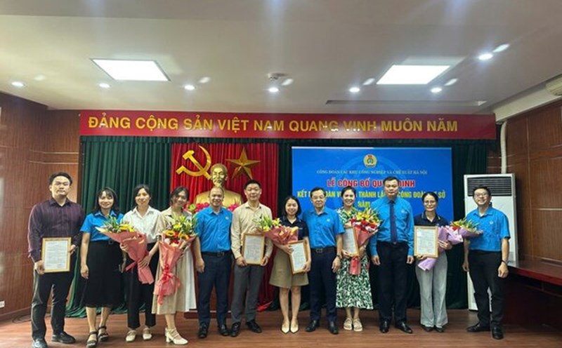 The Hanoi Industrial and Export Processing Zones Trade Union presented the decision and congratulated the newly established grassroots trade unions. Photo: Minh Hai