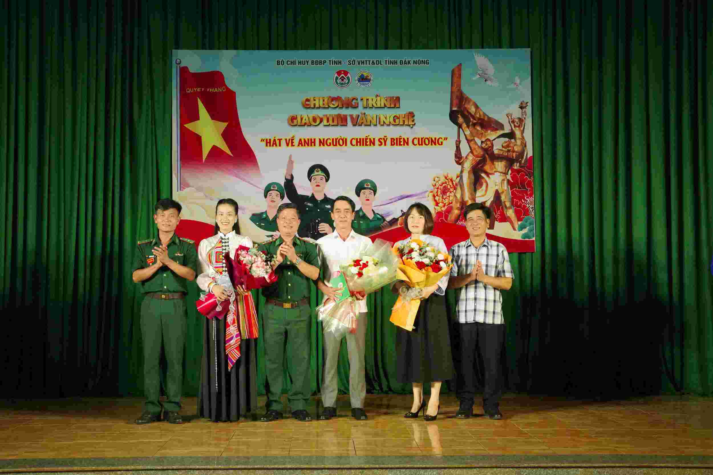 Lanh dao Bo chi huy Bo doi Bien phong tinh Dak Nong  tang hoa cho dai dien So Van hoa, The thao va Du lich tinh Dak Nong. Anh: Hoan Lam