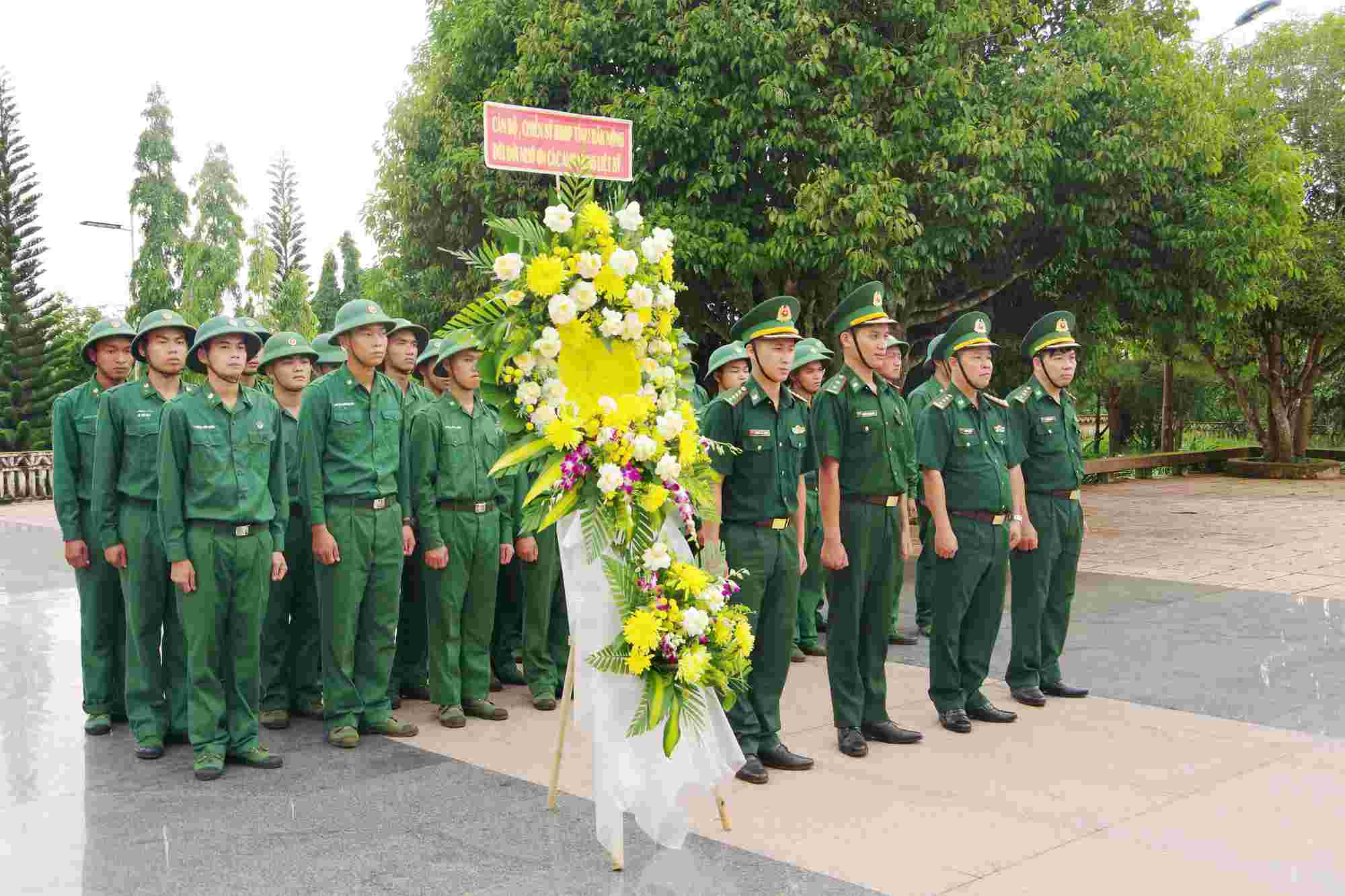 Can bo, chien si dang huong, dang hoa tuong niem va tri an cac Anh hung liet si tai Nghia trang Liet si huyen Dak Song. Anh: Hoan Lam