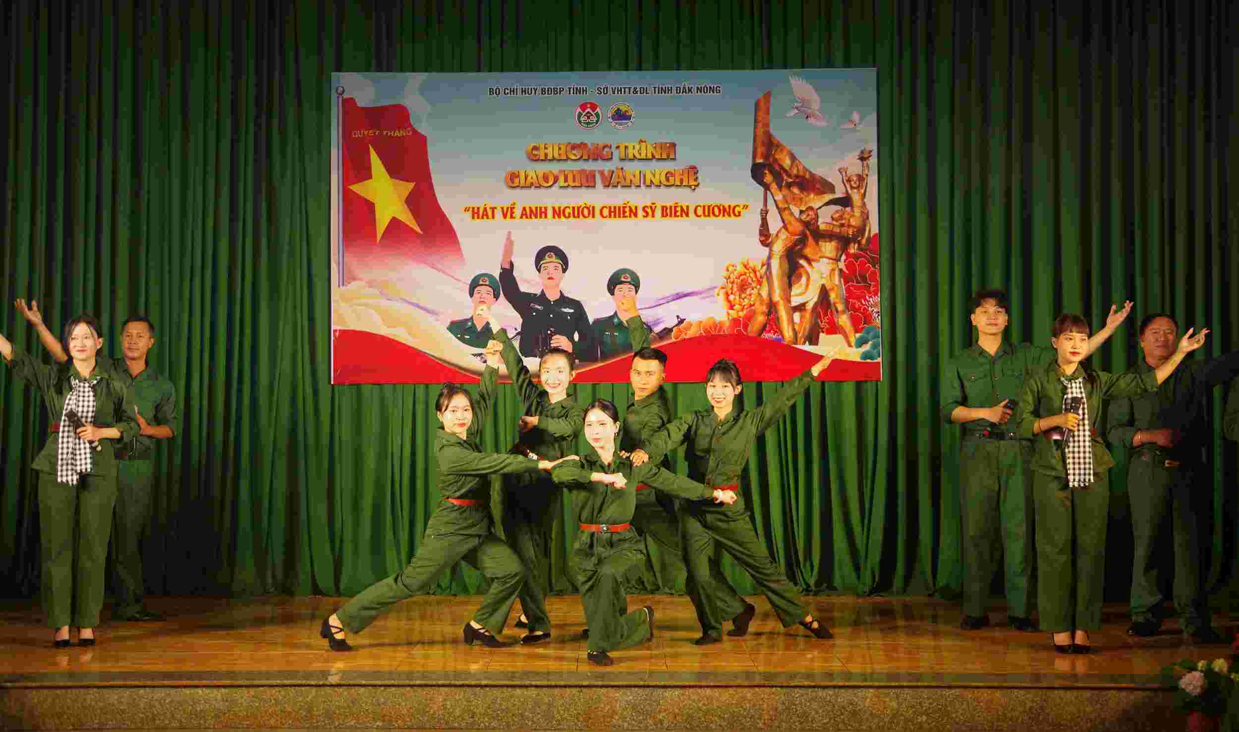 Noi dung cac tiet muc ca ngoi ve Dang quang vinh, Bac Ho kinh yeu, tinh yeu que huong dat nuoc... Anh: Hoan Lam