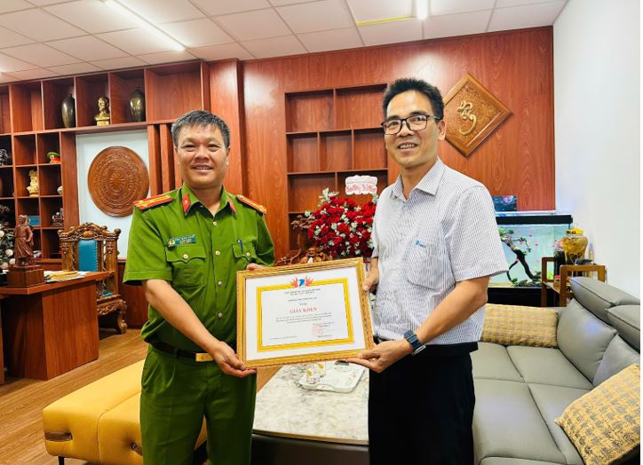 El lider de Vnpt Dak Lak agradecio el apoyo y la busqueda oportuna del objeto de robo y destruccion de la infraestructura de telecomunicaciones de la fuerza policial. Foto: Bao Trung